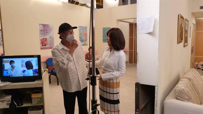 陈美凤、张晨光开心叙旧。（民视提供）