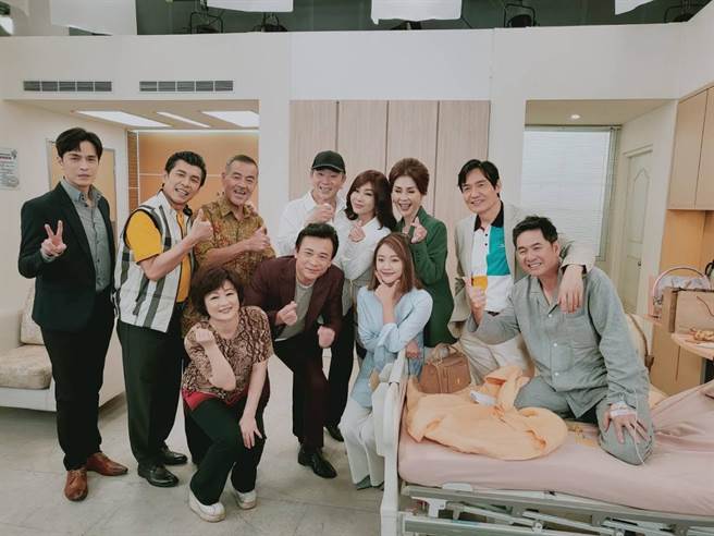 张晨光与陈美凤等在场演员开心大合影。（民视提供）
