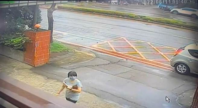 陈姓女子家中1岁男婴突然热痉挛，她等不及救护车抵达，心急如焚到大雅警分局马冈派出所求援。（警方提供）
