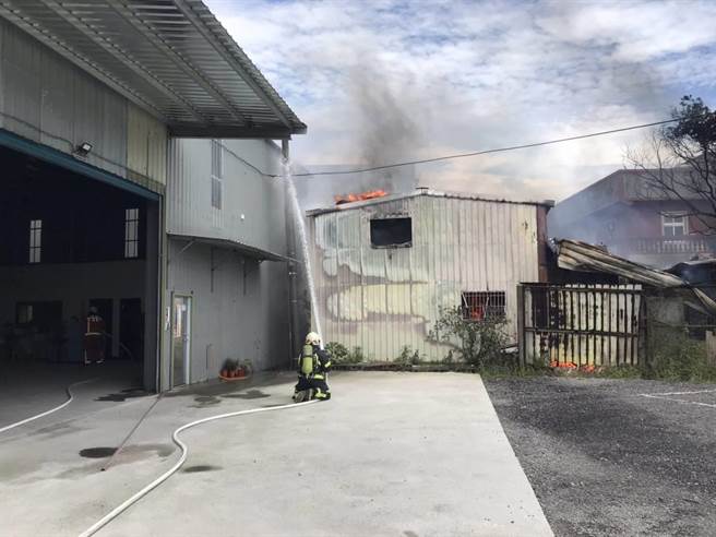 桃园市芦竹区一处铁皮仓储传火警，现场黑烟直窜，目前火势已经控制住。（陈梦茹翻摄）