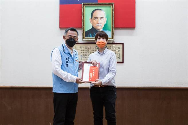 县长杨镇浯颁奖表扬全国模范警察吕芃莳，肯定她在工作岗位的卓越表现。(警方提供）　