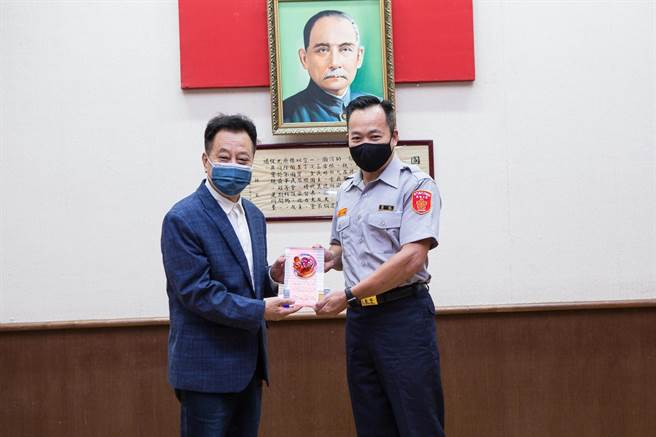 县议长洪允典颁奖表扬绩优人员，感谢大家在防疫期间执勤的辛劳。（警方提供）