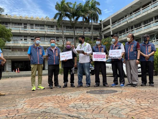 新北市議員陳啟能今(14)日邀集相關單位召開會勘記者會，他建議市政府須將周圍居民的意見納入整體考量，一併處理、更新鄰近社區的老舊公共設施(陳啟能提供)