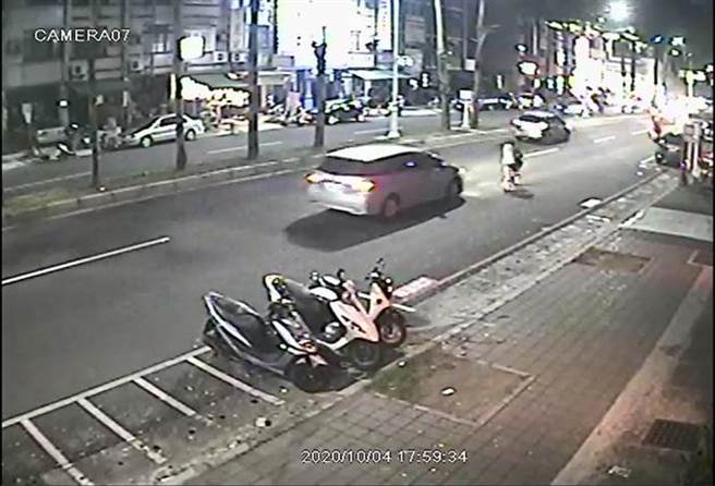 高雄黄姓妇人开车撞倒许姓脚踏车骑士后直接驶离现场，高雄地院认为，监视器画面无法辨识黄妇撞到许男后踩下煞车，不排除她真的不知情，肇逃部分判无罪，但仍依过失伤害罪判4月，得易科罚金，可上诉。（翻摄自判决书／袁庭尧高雄传真）