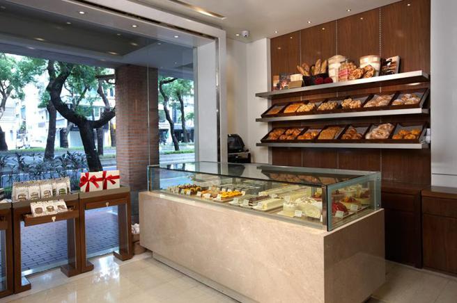 （老爷烘焙坊年中庆期间，针对招牌甜点如麵包布丁长条蛋糕等，推出399元起特价。图／台北老爷酒店）　　 