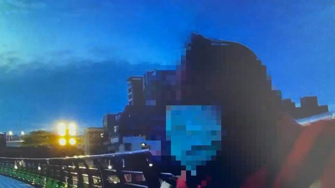 員警到場溫情勸說，成功阻止憾事發生。（翻攝照片／林郁平台北傳真）