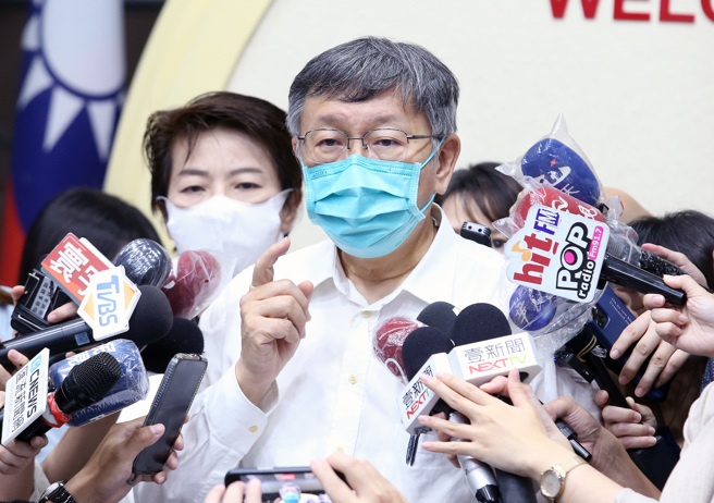 针对市议员苗博雅要求交通局运输资讯科林姓科长，在市议会财建委员会中念出在PTT发文内容，台北市长柯文哲14日痛批，「他们是国家公务员，不是议员作秀的工具。」（范扬光摄）