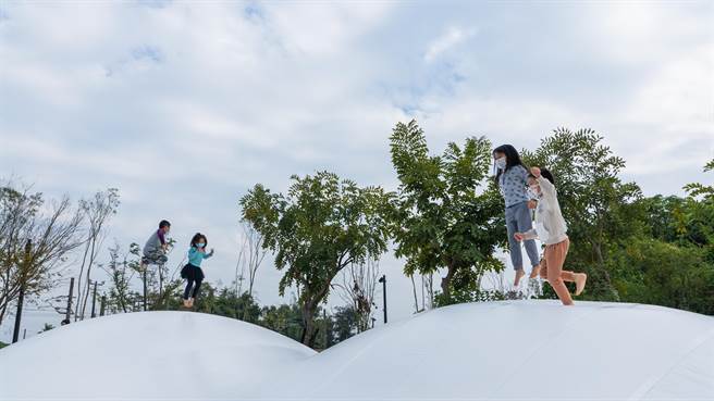 台南「隆田ChaCha文化资产教育园区」由日本空运来台的「弹跳小丘」，常见小朋友大排长龙也要上去玩。（台南市文化局提供／刘秀芬台南传真）