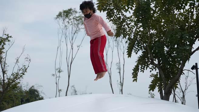 台南「隆田ChaCha文化资产教育园区」由日本空运来台的「弹跳小丘」，常见小朋友大排长龙也要上去玩。（台南市文化局提供／刘秀芬台南传真）