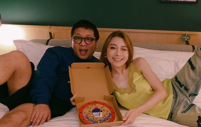 纳豆(左)在女友依依陪伴下努力復健。(图/依依 FB)