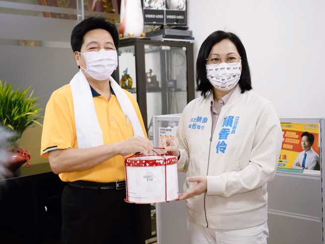 民進黨前立委鄭寶清（左）針對桃園市長人選問題，指出需以「在地性」與「合理性」兩重點做參考，圖為日前民眾黨立委賴香伶（右）拜訪鄭。（翻攝自鄭寶清臉書）