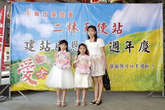 来自彰化县二林镇的姊妹花妹妹谢岫容（中）、姊姊谢沂钧（左），从小父母离异由母亲独自带大，住在五坪大的出租套房里面，但姊妹俩没有因为逆境让妈妈陈心怡（右）担心，反而品学兼优多才多艺，时常做公益，姊妹俩接连拿到总统教育奖的殊荣。（陈心怡提供／吴建辉彰化传真）