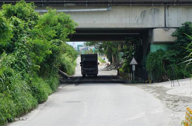 神冈区堤南路与国道1号下方路段，近期受梅雨季强降雨影响致积水不退。（陈淑娥摄）