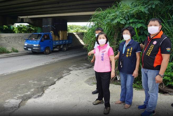 神冈区堤南路与国道1号下方路段积水不退，立委杨琼璎14日会勘。（陈淑娥摄）