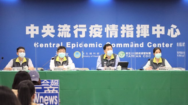 中央流行疫情指揮中心發言人莊人祥、醫療應變組副組長王必勝等3人今快篩陽性，缺席指揮中心記者會。(指揮中心提供)