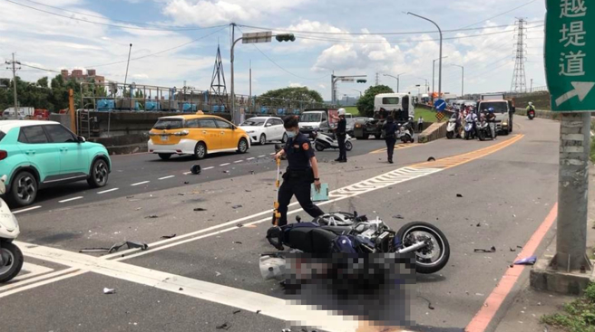 今日芦洲发生一起死亡车祸，有辆大型重机车与机车发生事故，造成一死。（三重警方提供）