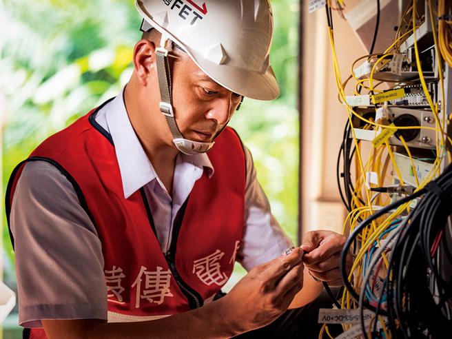 远传品牌广告由远传工程师亲自入镜拍摄，真实呈现他们在建设过程中不为人知的辛苦面。（远传提供）