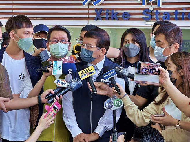 交通部長王國材今（14）日表示，相關公文已發函指揮中心，盼國內旅行團部分能比照健身房鬆綁。（李奇叡攝）