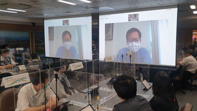 桃園市長鄭文燦14日確診，僅昨天喉嚨沙啞，身體並無大礙，以視訊方式親自主持防疫會議。（桃園市政府提供／陳夢茹桃園傳真）