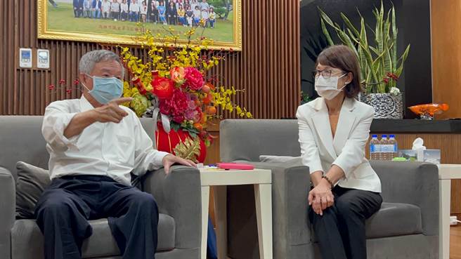前衛生署長楊志良今（14）日下午拜會高雄市議長曾麗燕，彼此交流防疫相關看法。（柯宗緯攝）