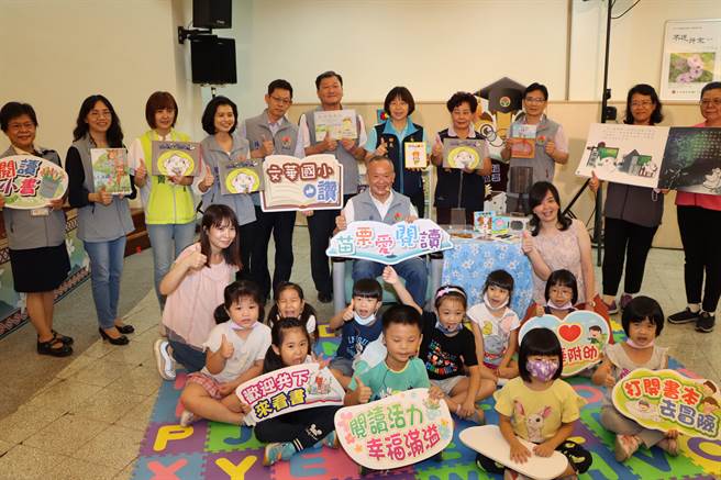 县长徐耀昌位学童导读。（苗栗县府提供／李京升苗栗传真）