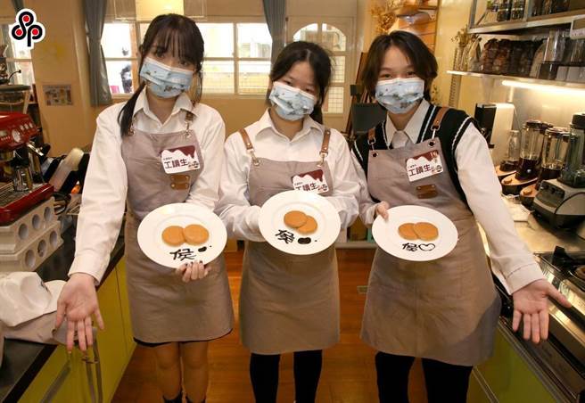 我国新冠肺炎本土疫情持续延烧，影响内需服务业甚剧，而据统计，有逾7成的青年第一份工作选择服务业。（报系资料照）