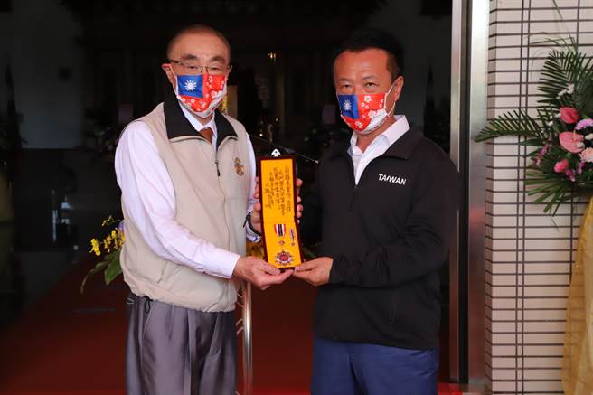 退輔會主委馮世寬（左）親自頒發榮光一等專業獎章及證書給嘉義縣長翁章梁（右），表達謝意。（張亦惠攝）