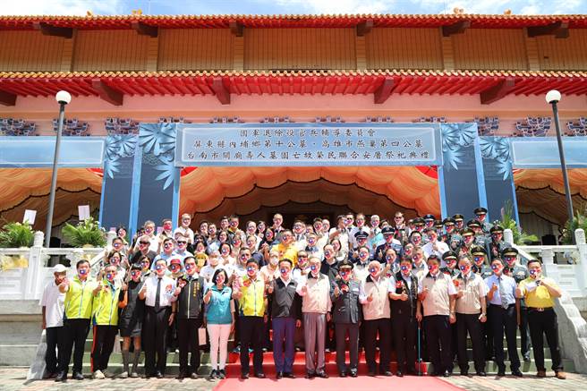 嘉義縣政府協助496位已故榮民「牽厝」忠靈祠，舉行安厝晉塔典禮。（張亦惠攝）