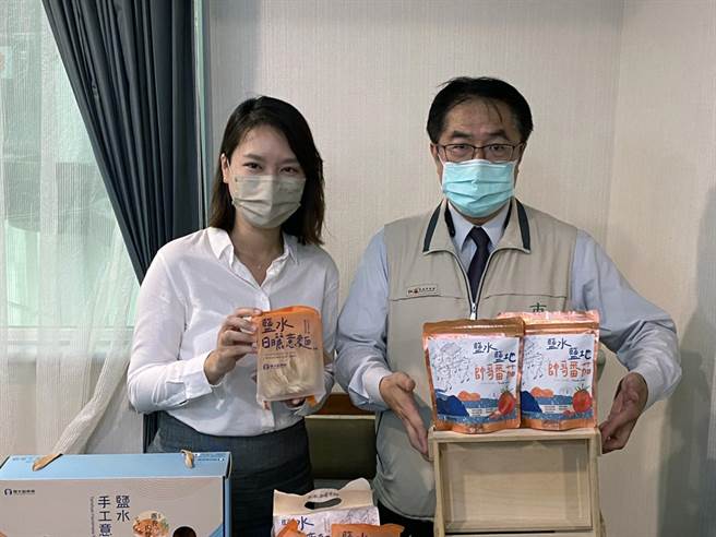 台南市长黄伟哲、盐水区农会总干事邱子轩共同行销盐水地区的农特产品。（洪荣志摄）
