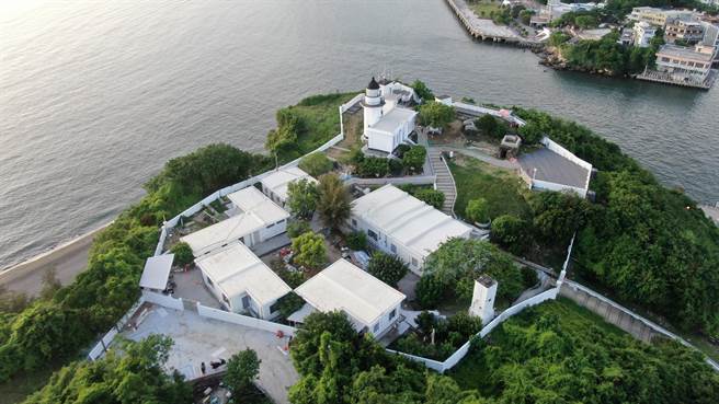 高雄燈塔白天空拍景色。（交通部航港局提供）