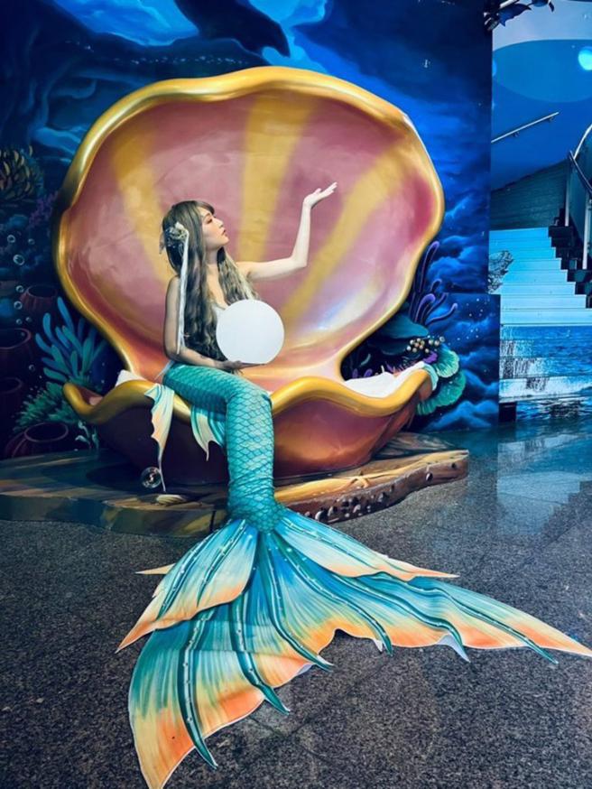原PO在花莲远雄海洋公园担任职业美人鱼。(图/翻摄自Dcard)
