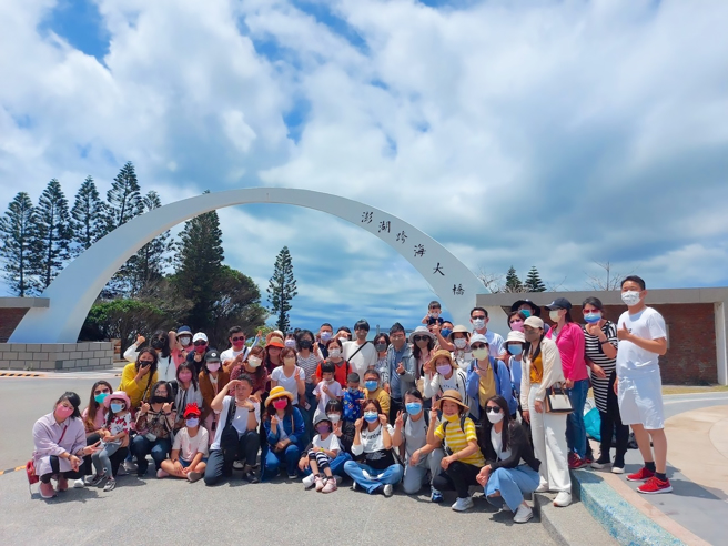 业绩达标就补助同仁和眷属，让今年三月的澎湖团，有超过50人一起出游。（永庆房产集团提供）