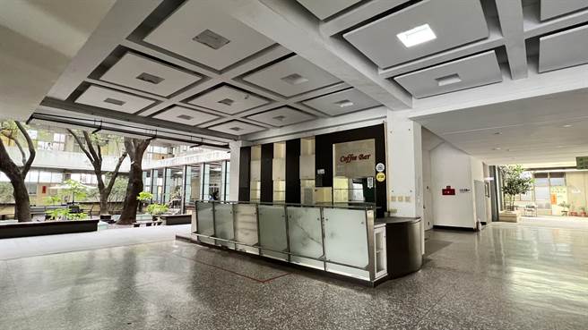 台南市新营区民治市政中心一楼大厅的南瀛小栈公共空间。（张毓翎摄）