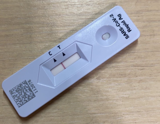 该名女网友晒出检验卡匣照片，可见判读框内只有一条红线，然而其位置在控制线（C）和测试线（T）之间。（图／翻摄自Dcard）