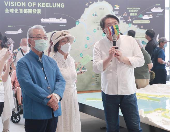 金仁宝集团董事长许胜雄（图左）伉俪参观城博会，基隆市长林右昌亲自导览。（基隆市政府提供／张志康基隆传真）
