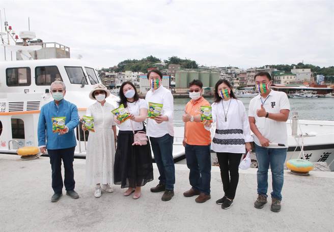 许胜雄及林右昌一行人搭夏日海洋号，从海上用不同角度看基隆。（基隆市政府提供／张志康基隆传真）