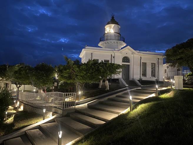 高雄灯塔开放夜间参观，彰显古蹟的歷史性与主体性。（航港局提供）