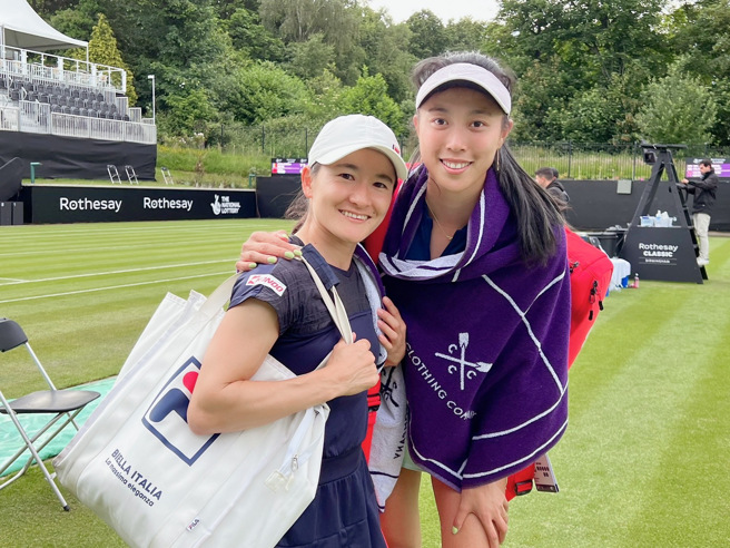 詹皓晴（右）與日本青山修子合作女雙，兩人止步伯明罕女網賽雙打8強。（資料照／劉雪貞提供）