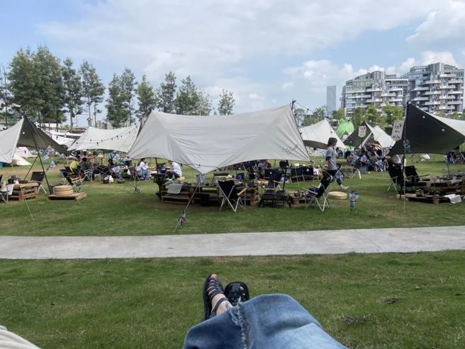 在成都的公园晒太阳。（受访者提供）