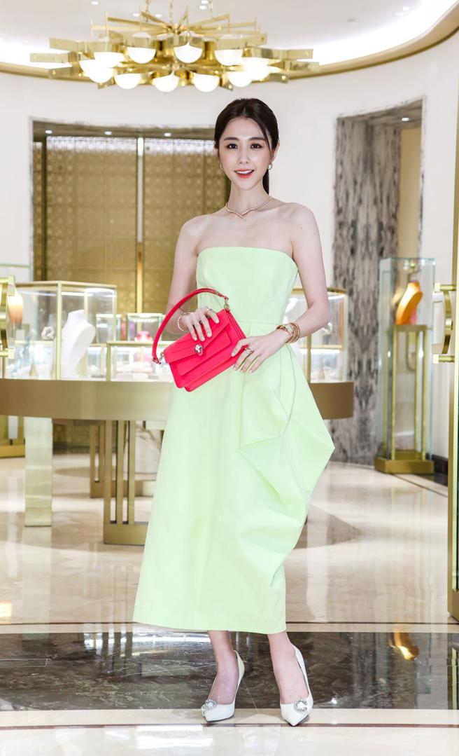 属蛇的邵雨薇非常喜欢蛇，手拎最新款宝格丽Serpenti包和腕表，灵蛇上身，充满能量。（罗永铭摄）