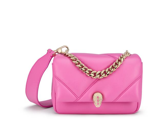 宝格丽Serpenti Cabochon Maxi Chain杜鹃花石英色小牛皮肩背包，6万9900元。（BVLGARI提供）
