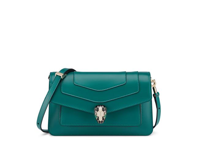 宝格丽Serpenti Forever East-West祖母绿色小牛皮肩背包，约6万9200元。（BVLGARI提供）