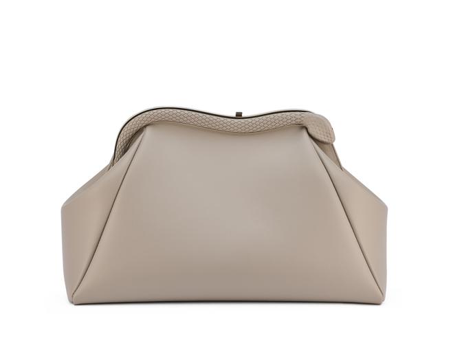 宝格丽Serpentine Pouch雾灰蛋白色小牛皮手拿包，约9万4700元。（BVLGARI提供）