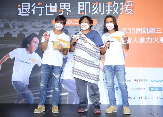 「動力火車」尤秋興（左）、顏志琳（右）14日出席「第33屆飢餓三十」記者會，受助人小謙爸爸（中）帶來自家產的新鮮彩色雞蛋送給他們。（張鎧乙攝）