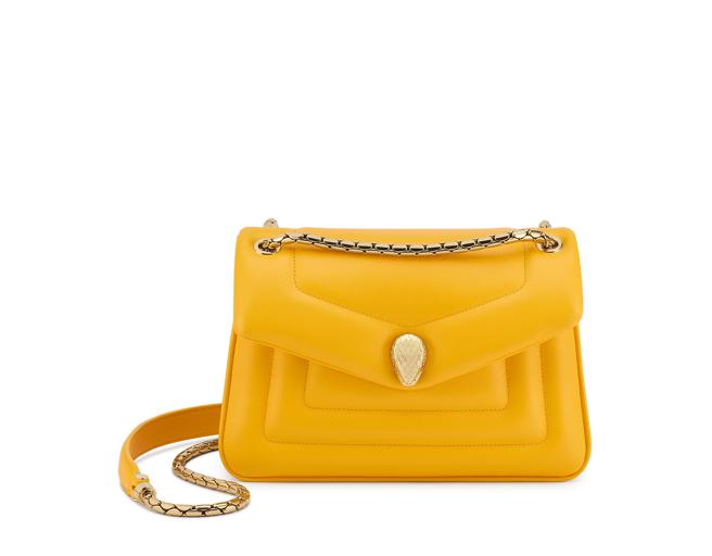 宝格丽Serpenti Reverse阳光黄水晶色小牛皮肩背包，约8万9200元。（BVLGARI提供）