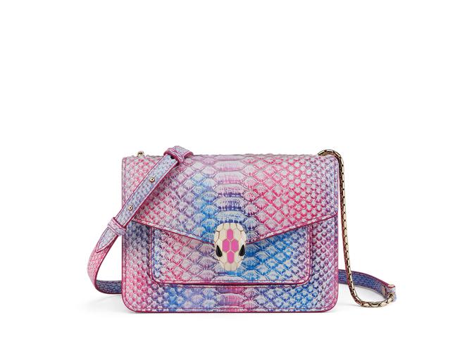 宝格丽Serpenti Forever Spring Shade春日光彩蟒蛇皮肩背包，约15万3200元。（BVLGARI提供）