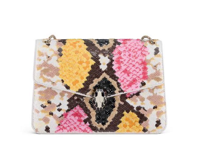 宝格丽Serpenti Forever多彩刺绣亮片小牛皮肩背包，约16万2500元。（BVLGARI提供）
