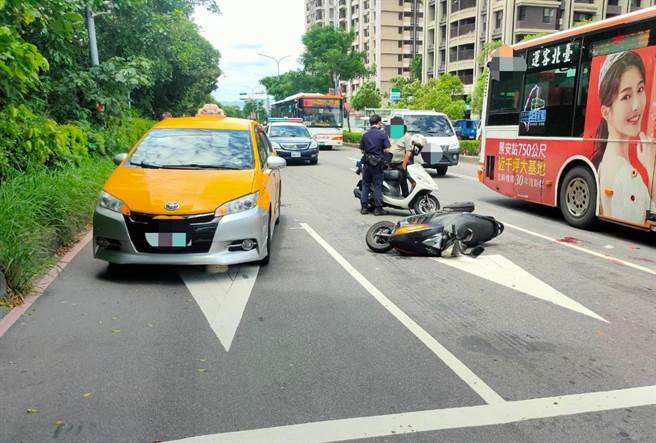 缪姓骑士自撞路边小黄。（翻摄画面）