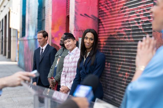 MJ罗德里格斯在《钱钱钱钱》发挥她冷面笑匠的高超功力。（Apple TV＋提供）