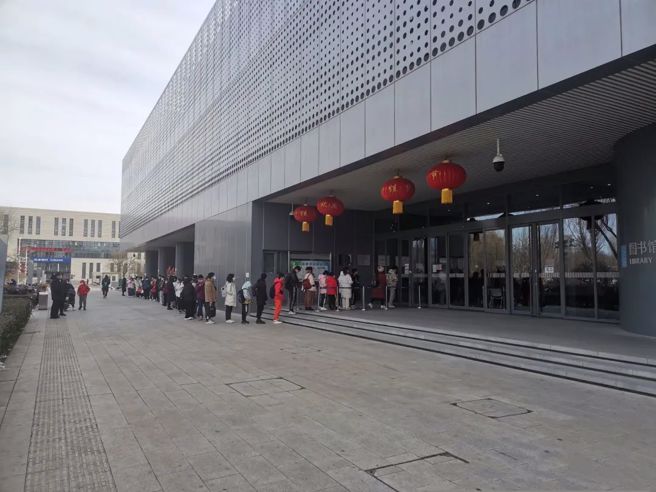 清早图书馆门口的考研考公排队人群。（受访者提供）